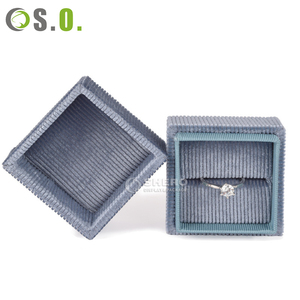 Boîte à bagues de mariage en velours de luxe Boîte à bijoux avec couvercle et base Emballage de boîtes à bijoux de qualité supérieure pour colliers et pendentifs - Product Image 4