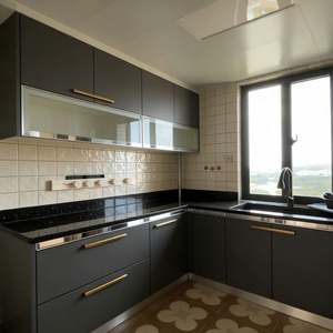 BALOM Armoires de cuisine en bois massif de style américain sur mesure, design en forme de L avec porte en verre, armoires supérieures, meubles de cuisine - Product Image 5