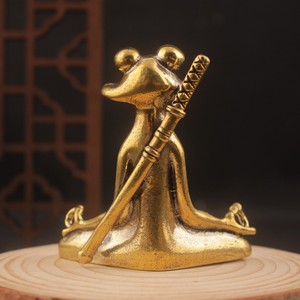 Petite statue rétro en laiton de grenouille maîtresse portant une épée, ornement de bureau porte-bonheur, figurines d'animaux, accessoires de décoration intérieure, cadeaux - Product Image 2
