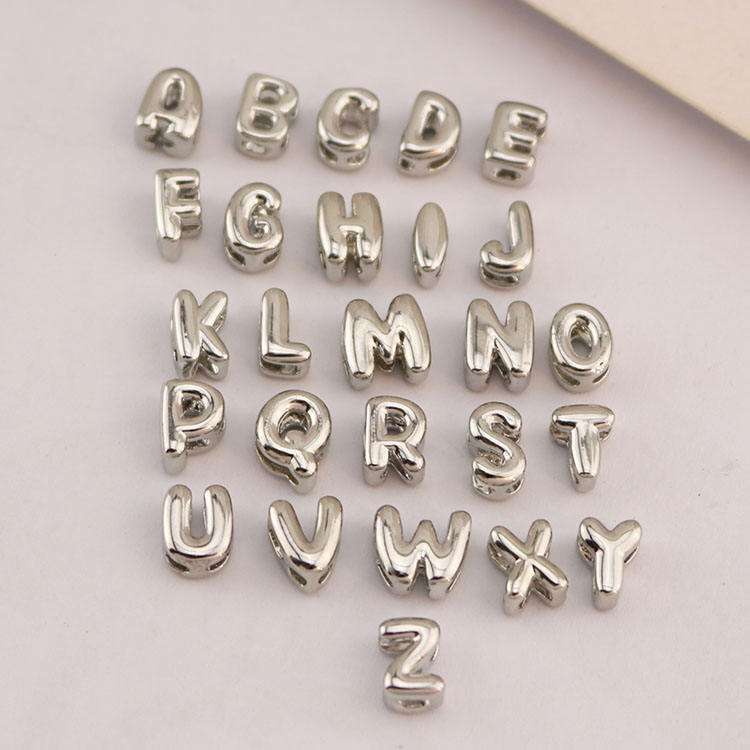 Dije de letra de plata