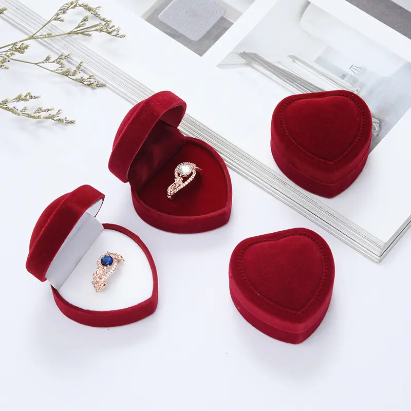 Caixa de presente vermelha de forma de coração, anéis de embalagem portátil para viagem, caixa de anel de veludo com anel, caixa de joias