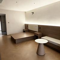 Ensemble de lit en bois massif moderne et écologique sur mesure avec table de chevet suspendue pour projet de chambre d'hôtel