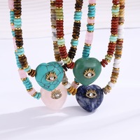 Collier pour femme style bohème avec perles abacus rondes plates en pierre naturelle, œil turc porte-bonheur et cœur incrusté de diamants et de zircons