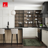 Armoires de cuisine modernes sur mesure Alland, style Shaker blanc et chêne avec îlot en quartz noir et poignées en laiton pour la décoration de la maison
