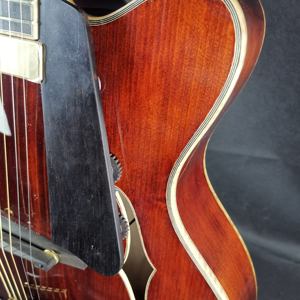 Guitarra Jazz Archtop <span class=keywords><strong>Yunzhi</strong></span> Modelo 810 com Tampo em Abeto e Escala em Ébano - Product Image 2