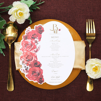 Hochwertige Ovale Hochzeitsmenükarte mit Rotem Blumendesign und Individuellem Text für Luxuriöse Hochzeiten und Besondere Anlässe Tischdekoration