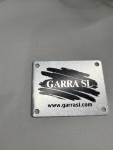 Targhette Quadrate Personalizzate in Alluminio con Logo Stampato e Fori di Montaggio - Product Image 3
