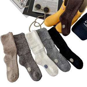 Chaussettes Femme 2025 Automne/Hiver <span class=keywords><strong>en</strong></span> <span class=keywords><strong>Laine</strong></span> et <span class=keywords><strong>Mohair</strong></span> Moelleux, Logo Estampé à Chaud Vintage, Chaussettes Jacquard Amples au-dessus du Genou - Product Image 2