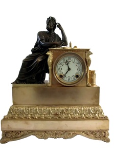 Reloj de Repisa de Estilo Antiguo Europeo, Chapado en Oro, con Figura de Filósofo Sentado - Product Image 1