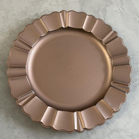 Assiettes de présentation en plastique de 13 pouces, écologiques, personnalisées, à bordure dorée cannelée et gaufrée, pour mariages et réceptions, vente en gros