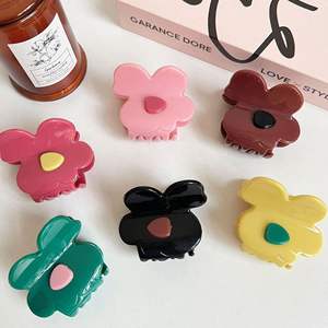 Nouvelle Pince à Cheveux Coréenne et Japonaise Printemps-Été, Petite Fleur Délicate en Acétate, Accessoire Doux et Frais pour l'arrière de la tête - Product Image 1