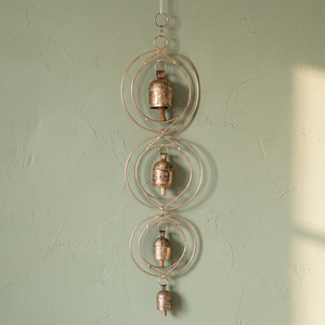 Carillon éolien décoratif en métal avec cadres ronds superposés et quatre clochettes suspendues pour patio, jardin et décoration intérieure - Product Image 1