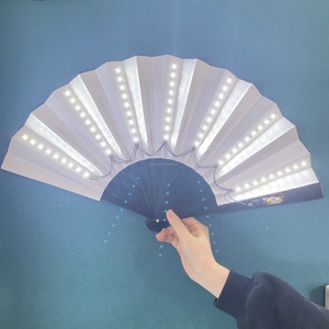 Offres Spéciales Ventilateur à main en os de bambou noir pour hommes avec lumière LED colorée Ventilateurs de danse rave de style croisé Tendance chaude Design peint - Product Image 4