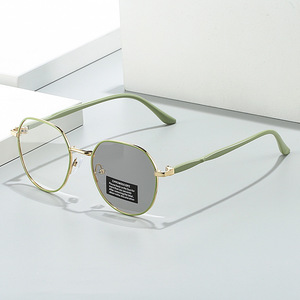 Gafas de Sol Unisex de Moda con Marco Completo Fotosensible que Cambia de Color, Modelo 8398, para Red Book - Product Image 1