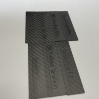 Étiquette de coupe précise en fibre de carbone CNC avec logo fraisé jaune