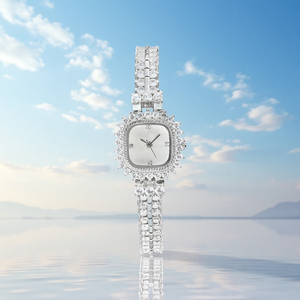 Montre sur mesure élégante et délicate avec sertissage à griffes, cadran en nacre et bracelet en laiton réglable pour femme - Product Image 5