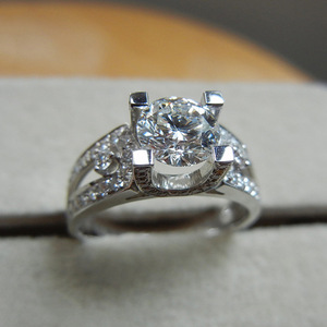 Anello rotondo scintillante da donna, elegante gioiello da dito alla moda - Product Image 1