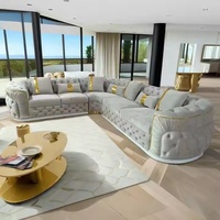 Sofá en Forma de L Tapizado en Tela Chesterfield con Acero Inoxidable Dorado para Sala de Estar, Villa o Casa de Huéspedes