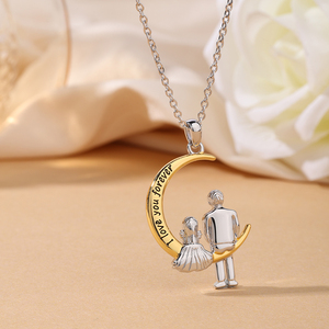 Collier à breloques en PVD or sur le thème de la famille 2mm chaîne Rolo en acier inoxydable gravé en 3D papa et fille assise sur la lune collier pendentif - Product Image 2