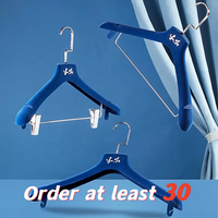 Cintre de luxe en velours floqué bleu épais avec logo personnalisé, crochet rotatif à 360 degrés, antidérapant et durable pour costumes homme et magasins de vêtements