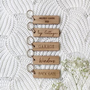 Porte-clés personnalisable en bois de chêne avec motif de boules imprimé UV, idéal pour porte, abri, garage, appartement ou hôtel, cadeau pour nouvelle maison - Product Image 1