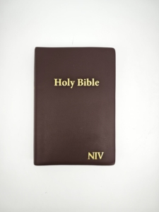 พระคัมภีร์ไบเบิลฉบับ NIV พิมพ์ดิจิทัลบนกระดาษออฟเซ็ต ปกอ่อน เย็บเข้าเล่ม - Product Image 1