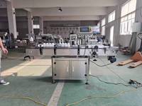 Machine d'étiquetage automatique de bouteilles avec imprimante à transfert thermique pour l'impression d'étiquettes de date, de numéro de lot et de code-barres