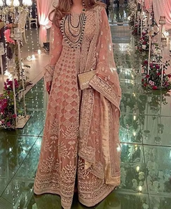 Robe de soirée en mousseline de soie longueur au sol avec imprimé floral Zardozi broderie col rond manches longues grande taille - Product Image 3