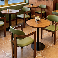 Ensemble de mobilier de salle à manger robuste pour café, table en bois massif, chaise en bois avec rembourrage doux vert, ensemble de bistrot pour hôtel, 2/4/6 places