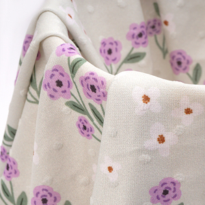 Tela de alta calidad con estampado de puntos jacquard y puntos suizos para prendas de moda. - Product Image 4