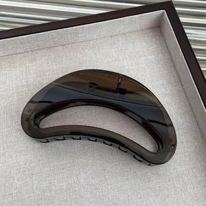 Nouvelle grande pince à cheveux creuse en forme de requin pour femmes, pince à griffes en plastique incurvée aux couleurs unies, accessoires capillaires légers et durables - Product Image 5