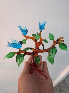 Arbre en verre fait main avec des oiseaux bleus et des feuilles vertes, décoration de bureau contemporaine, objet d'art - Product Image 3