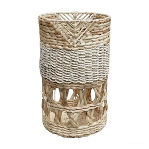 Panier en rotin Vanesh, fabriqué à partir de jacinthe d'eau naturelle, enrichit la décoration intérieure de style bohème avec une élégance de rangement écologique. - Product Image 1