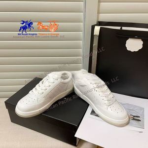 Zapatillas Casuales de Estilo Clásico CC para Hombre y Mujer, Zapatos de Cuero Blanco de Punta Cerrada, Estilo Moderno para Caminar - Product Image 4