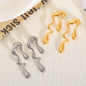 Bijoux personnalisés en gros, acier inoxydable plaqué or, forme irrégulière asymétrique, design minimaliste unique, boucles d'oreilles à clous - Product Image 5
