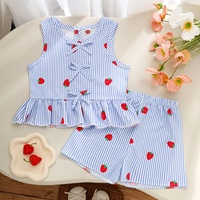 Nouvel ensemble deux pièces chic et décontracté de style coréen pour filles, composé d'un haut à manches courtes à imprimé fraises avec nœud et d'un short