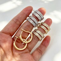 Boucles d'oreilles créoles Huggie plaquées or 18 carats avec zircone cubique et fil pavé coloré pour fêtes et mariages