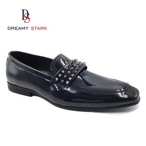 Chaussures pour hommes en cuir véritable brillant, à enfiler, texture luxueuse légère pour l'automne, rivets métalliques, logo personnalisé de haute qualité, originales - Product Image 1