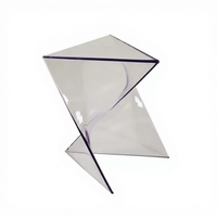 Table d'appoint en acrylique transparent, design géométrique torsadé, style moderne minimaliste, support multifonctionnel pour salons et chambres