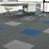 Dalles de moquette modulaires modernes en polypropylène 50x50cm, tapis de bureau commercial insonorisant avec support PVC rayé pour escaliers d'hôtel