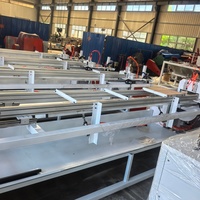 Machine de découpe servo à fonctionnement stable, compatible avec la ligne de traitement d'extrusion de profilés en plastique PP, PE, PVC