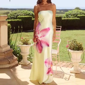 Robes longues décontractées en satin pour femmes, coupe ajustée, dos nu, imprimé floral rose, vente en gros pour l'été - Product Image 3