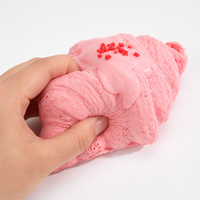 Jouet Squishy Croissant Rose à Remontée Lente, Design Glaçage et Saupoudrage de Sucre Rouge, Anti-Stress, Cadeau