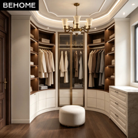 Dressing sur mesure de luxe avec porte vitrée, éclairage LED et design incurvé pour projets de villas, hôtels et appartements