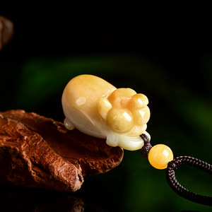 Ciondolo etnico tridimensionale in giada naturale della <span class=keywords><strong>Birmania</strong></span> a forma di maiale dello zodiaco, giallo, con effetto nebbia, grazioso, per uomo e donna - Product Image 1