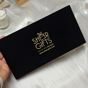 Caja de Regalo de Terciopelo Negro de Lujo Personalizada con Cinta de Satén y Tarjetero Personalizado para Tarjetas de Regalo, Vales o Boletos - Product Image 2