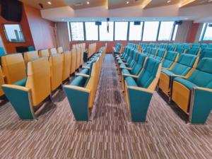 كراسي قاعة محاضرات حديثة قابلة للطي من سبائك الألومنيوم بمساند ذراع ثابتة - سطح قماشي متين صديق للبيئة مريح ومصمم هندسيًا للمدارس - Product Image 5