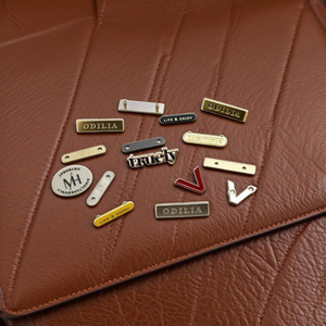 Etiquetas Metálicas de Aleación de Zinc Personalizadas a Precio de Fábrica, Etiquetas con Logotipo <span class=keywords><strong>para</strong></span> Prendas y Bolsas - Product Image 2