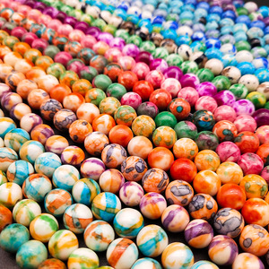 Mode ronde <span class=keywords><strong>pluie</strong></span> couleur pierre <span class=keywords><strong>perles</strong></span> en vrac <span class=keywords><strong>perles</strong></span> accessoires fabrication <span class=keywords><strong>de</strong></span> bijoux matériaux <span class=keywords><strong>perles</strong></span> en gros - Product Image 1