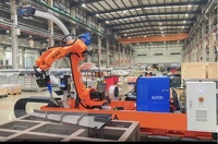 Robot de soudage à l'arc KUKA KR 25 R1840-3 HW 6 axes sur rail linéaire avec système de contrôle de soudage KUKA FSWeld, protection IP67